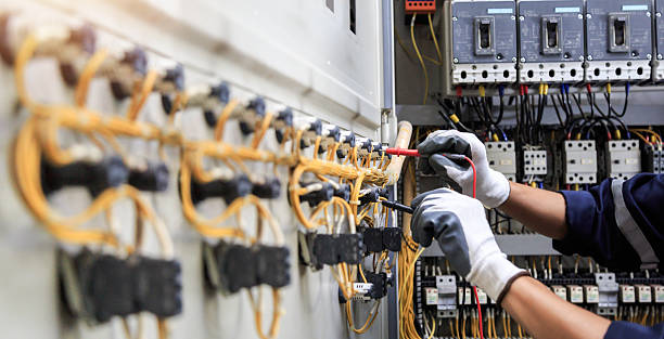 Professional Electrician technician working in Tampa, FL